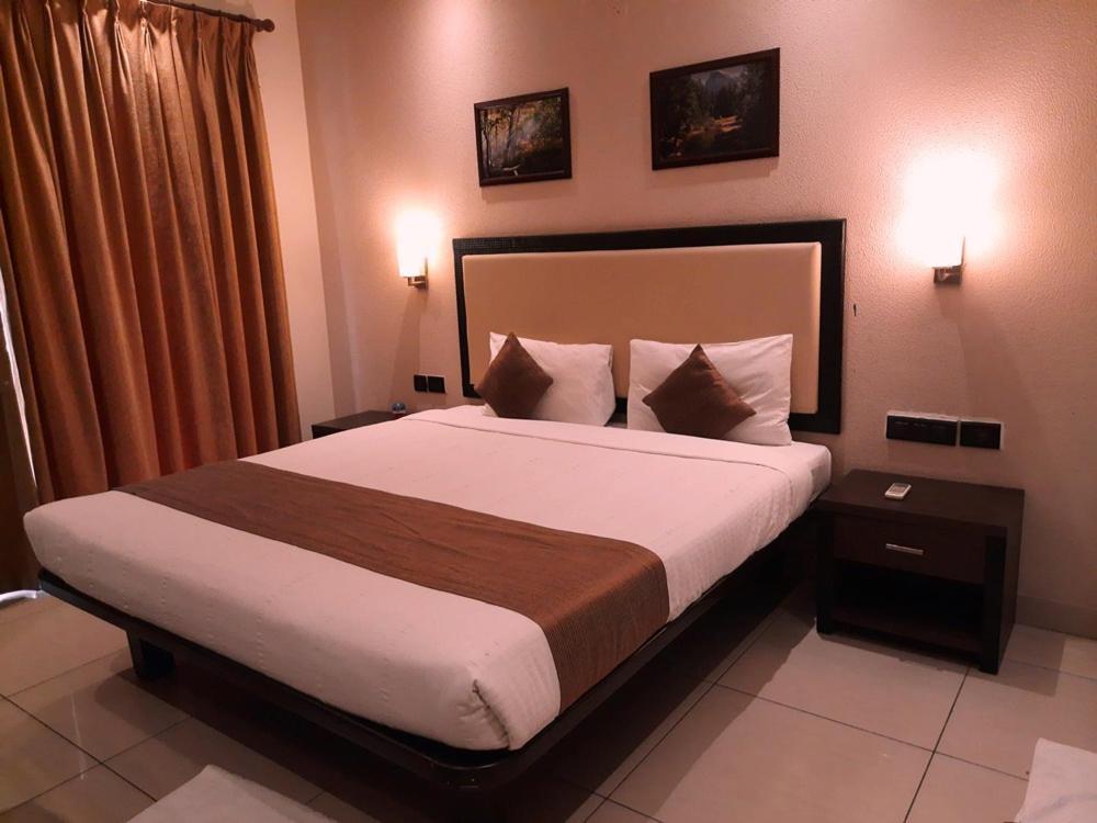 Hotel Nagarjuna Suites Бангалор Екстериор снимка
