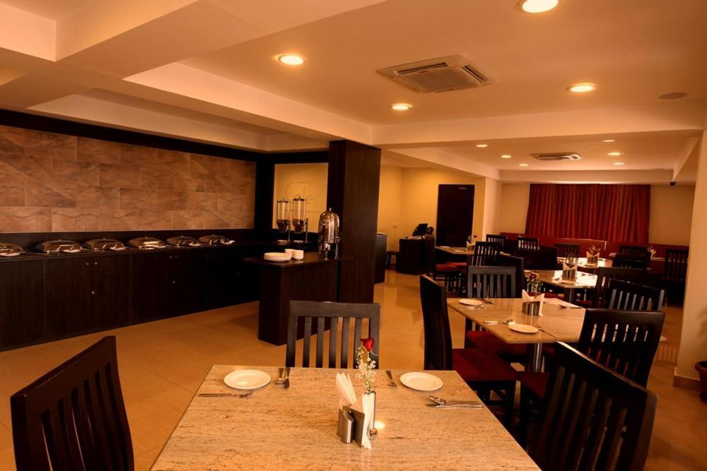 Hotel Nagarjuna Suites Бангалор Ресторант снимка