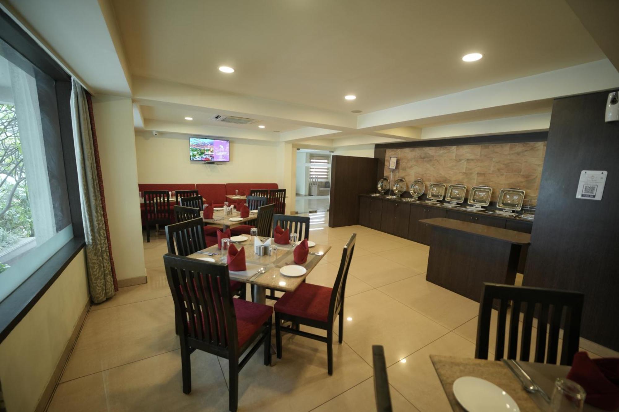 Hotel Nagarjuna Suites Бангалор Екстериор снимка