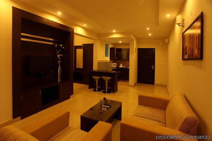 Hotel Nagarjuna Suites Бангалор Стая снимка