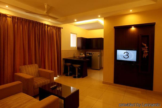 Hotel Nagarjuna Suites Бангалор Стая снимка